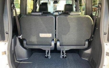 Toyota Voxy III, 2021 год, 1 850 000 рублей, 23 фотография