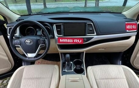 Toyota Highlander III, 2021 год, 3 300 000 рублей, 8 фотография