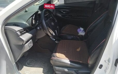 Toyota Yaris XP150 рестайлинг, 2020 год, 1 290 000 рублей, 13 фотография