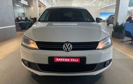 Volkswagen Jetta VI, 2013 год, 999 000 рублей, 2 фотография