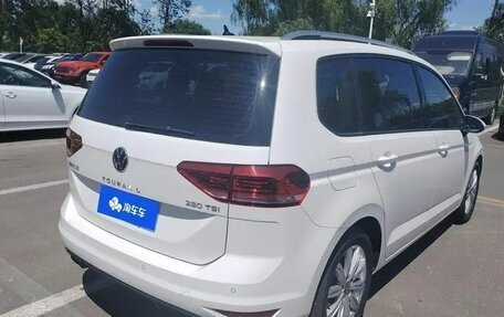 Volkswagen Touran III, 2022 год, 1 850 000 рублей, 2 фотография