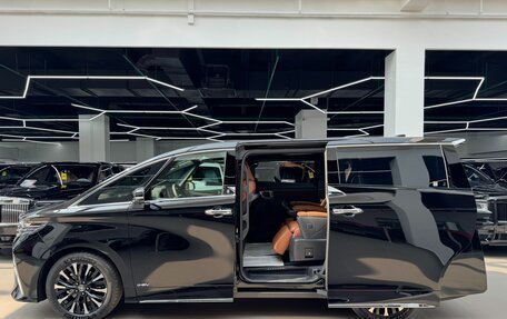 Toyota Alphard, 2024 год, 13 190 000 рублей, 14 фотография