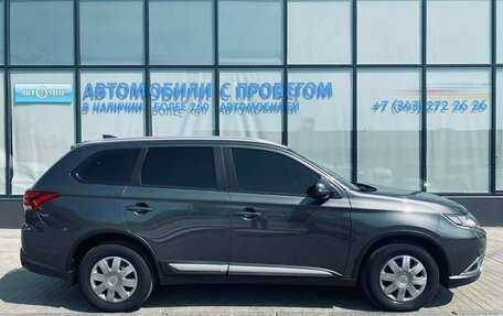 Mitsubishi Outlander III рестайлинг 3, 2017 год, 2 090 000 рублей, 5 фотография