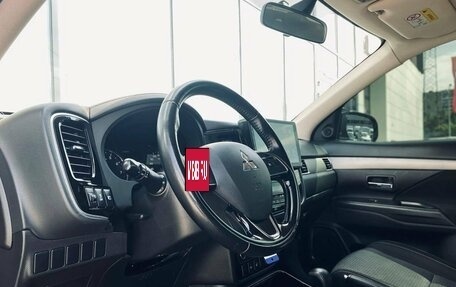 Mitsubishi Outlander III рестайлинг 3, 2017 год, 2 090 000 рублей, 10 фотография