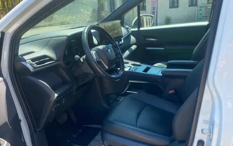 Toyota Sienna, 2022 год, 3 900 000 рублей, 7 фотография