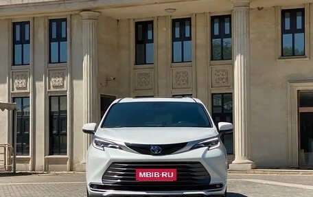 Toyota Sienna, 2022 год, 3 900 000 рублей, 2 фотография