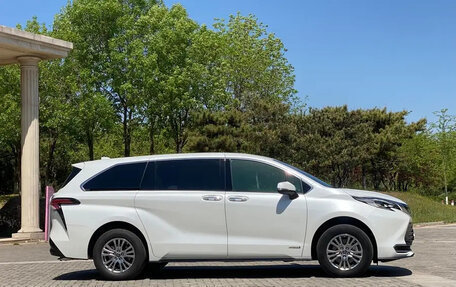 Toyota Sienna, 2022 год, 3 900 000 рублей, 16 фотография