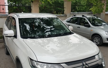 Mitsubishi Outlander III рестайлинг 3, 2019 год, 2 300 000 рублей, 2 фотография