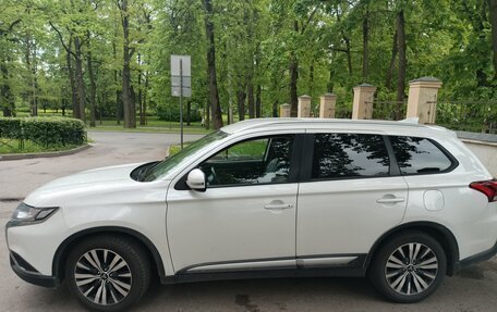 Mitsubishi Outlander III рестайлинг 3, 2019 год, 2 300 000 рублей, 5 фотография