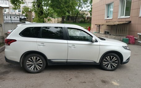 Mitsubishi Outlander III рестайлинг 3, 2019 год, 2 300 000 рублей, 4 фотография