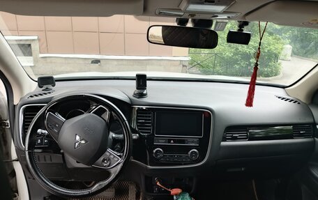 Mitsubishi Outlander III рестайлинг 3, 2019 год, 2 300 000 рублей, 6 фотография