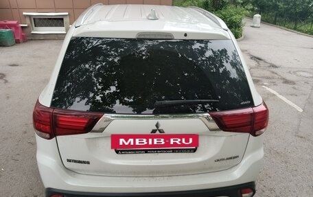 Mitsubishi Outlander III рестайлинг 3, 2019 год, 2 300 000 рублей, 3 фотография