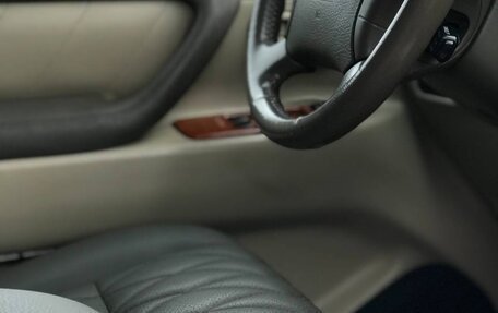 Toyota Land Cruiser 100 рестайлинг 2, 2006 год, 4 000 000 рублей, 14 фотография