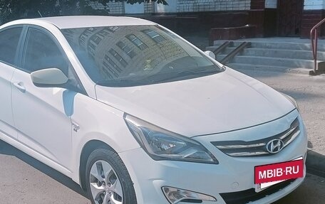 Hyundai Solaris II рестайлинг, 2015 год, 900 000 рублей, 2 фотография