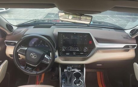 Toyota Highlander, 2022 год, 3 800 000 рублей, 2 фотография