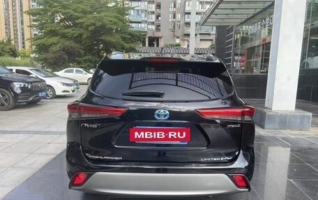 Toyota Highlander, 2022 год, 3 800 000 рублей, 4 фотография
