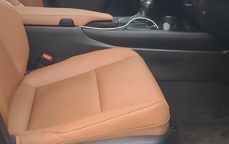 Lexus UX I, 2019 год, 3 000 000 рублей, 8 фотография