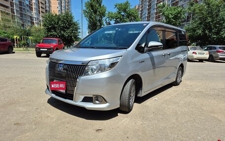 Toyota Voxy III, 2015 год, 1 699 000 рублей, 2 фотография