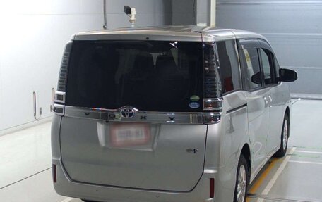 Toyota Voxy III, 2019 год, 2 050 000 рублей, 10 фотография