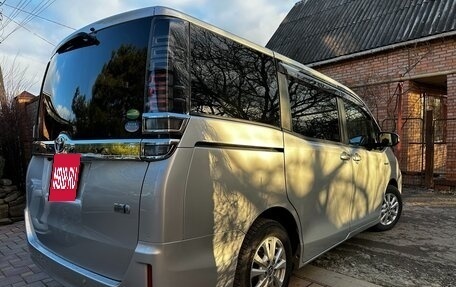 Toyota Voxy III, 2019 год, 2 050 000 рублей, 3 фотография