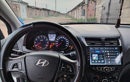 Hyundai Solaris II рестайлинг, 2013 год, 900 000 рублей, 2 фотография