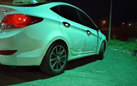 Hyundai Solaris II рестайлинг, 2013 год, 900 000 рублей, 3 фотография