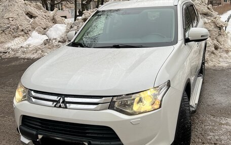 Mitsubishi Outlander III рестайлинг 3, 2014 год, 1 400 000 рублей, 3 фотография