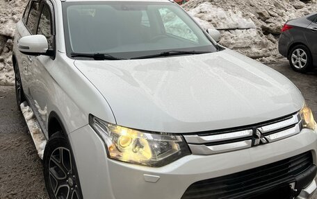 Mitsubishi Outlander III рестайлинг 3, 2014 год, 1 400 000 рублей, 2 фотография