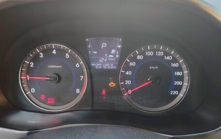 Hyundai Solaris II рестайлинг, 2011 год, 700 000 рублей, 5 фотография
