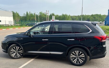 Mitsubishi Outlander III рестайлинг 3, 2019 год, 2 300 000 рублей, 1 фотография