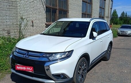 Mitsubishi Outlander III рестайлинг 3, 2016 год, 1 785 000 рублей, 4 фотография