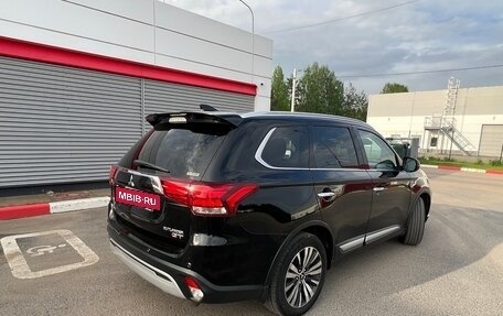 Mitsubishi Outlander III рестайлинг 3, 2019 год, 2 300 000 рублей, 4 фотография