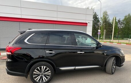 Mitsubishi Outlander III рестайлинг 3, 2019 год, 2 300 000 рублей, 5 фотография