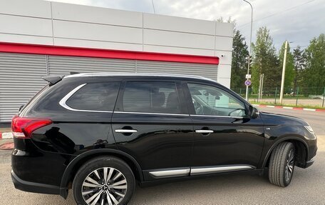 Mitsubishi Outlander III рестайлинг 3, 2019 год, 2 300 000 рублей, 7 фотография