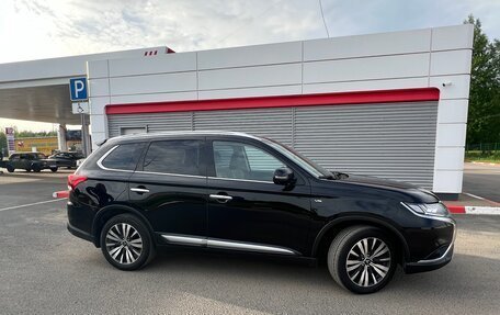 Mitsubishi Outlander III рестайлинг 3, 2019 год, 2 300 000 рублей, 6 фотография