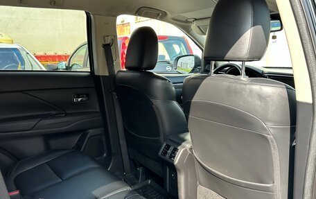 Mitsubishi Outlander III рестайлинг 3, 2019 год, 2 300 000 рублей, 18 фотография