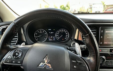 Mitsubishi Outlander III рестайлинг 3, 2019 год, 2 300 000 рублей, 14 фотография