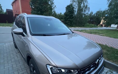Volkswagen Tiguan II, 2018 год, 2 350 000 рублей, 2 фотография