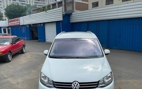 Volkswagen Sharan II, 2017 год, 2 250 000 рублей, 2 фотография