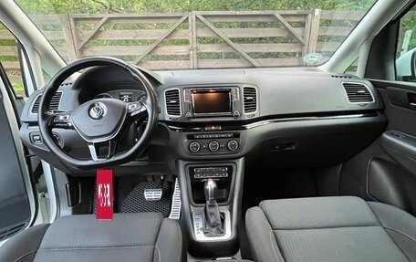 Volkswagen Sharan II, 2017 год, 2 250 000 рублей, 20 фотография
