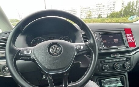 Volkswagen Sharan II, 2017 год, 2 250 000 рублей, 30 фотография