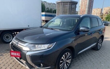 Mitsubishi Outlander III рестайлинг 3, 2019 год, 2 200 000 рублей, 2 фотография