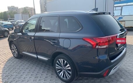Mitsubishi Outlander III рестайлинг 3, 2019 год, 2 200 000 рублей, 4 фотография