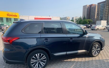 Mitsubishi Outlander III рестайлинг 3, 2019 год, 2 200 000 рублей, 7 фотография