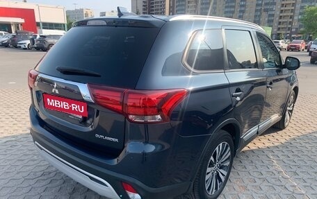 Mitsubishi Outlander III рестайлинг 3, 2019 год, 2 200 000 рублей, 6 фотография