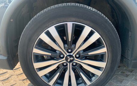 Mitsubishi Outlander III рестайлинг 3, 2019 год, 2 200 000 рублей, 24 фотография