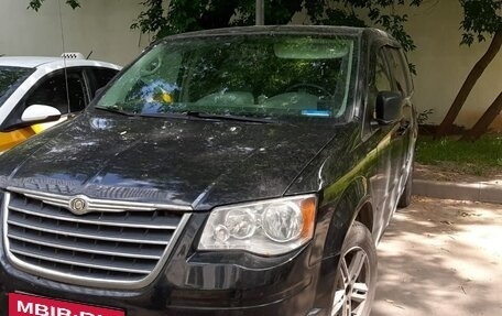Chrysler Town & Country V рестайлинг, 2010 год, 1 790 000 рублей, 2 фотография