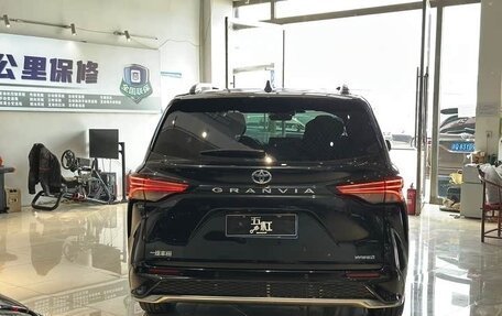 Toyota Granvia, 2022 год, 3 000 000 рублей, 6 фотография