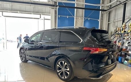 Toyota Granvia, 2022 год, 3 000 000 рублей, 5 фотография