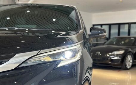 Toyota Granvia, 2022 год, 3 000 000 рублей, 27 фотография